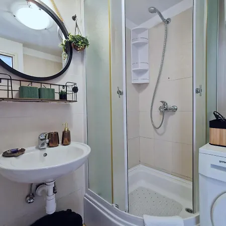 By Lux * スプリト